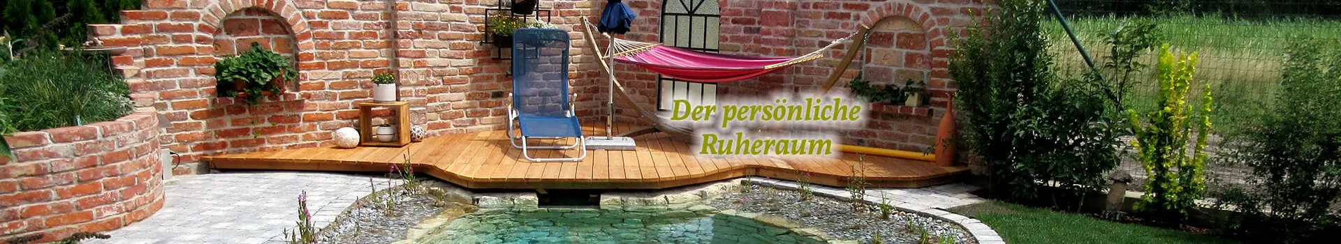 Kleiner Schwimmteich und Sitzecke mit Mauer aus Ziegelsteinen in Niederösterreich.