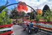Ein Kind fährt mit einem Gokart auf Europas erster Blumen-Tret-Gokart Bahn durch den "Feuertunnel".
