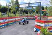 Wasserspiele und Abkühlung durch den Sprühnebel der Gokart Bahn.