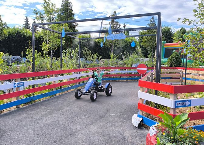 Wasserspiele und Abkühlung durch den Sprühnebel der Gokart Bahn.