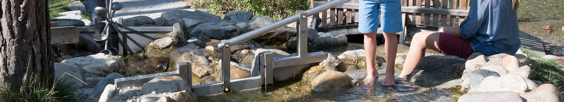 Abkühlung in den Ferien – spielende Kinder im seichten Wasser.